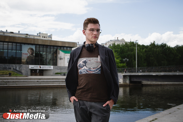 Максим Филиппович, АРТЛИКБЕЗ: «Какой бы не была погода, мне нравится взять свой пленочный фотоаппарат и снять случайный момент городской жизни». В Екатеринбурге +26 градусов