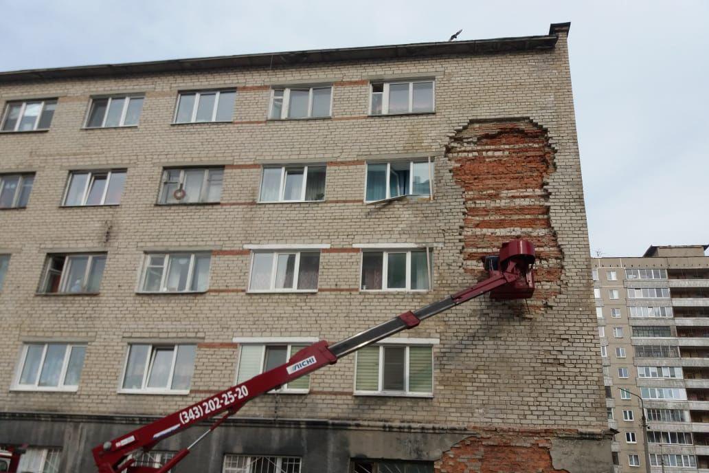В Екатеринбурге прокуратура добилась проведения капремонта дома на Педагогической, 8 - Фото 1