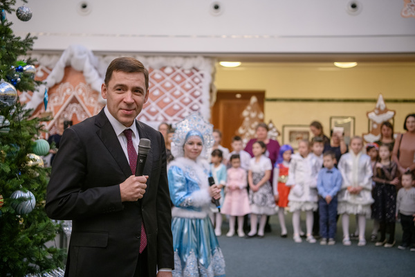 Евгений Куйвашев поприветствовал юных гостей первой новогодней губернаторской елки-2020  - Фото 1