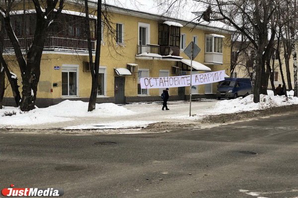 На перекрестке Стачек-Энтузиастов, где в ДТП погиб пешеход, появился транспарант «Остановите аварии» - Фото 1