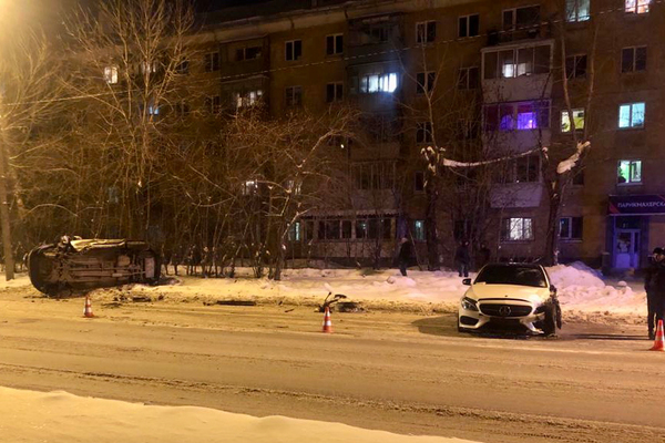 На Вторчермете от столкновения с Mercedes перевернулся кроссовер. Пострадали три человека - Фото 1