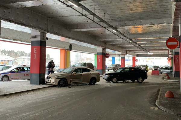На парковке ТЦ «Радуга парк» водитель-новичок ВАЗа впечатал Lexus в бетонную опору. Пострадал ребенок - Фото 1