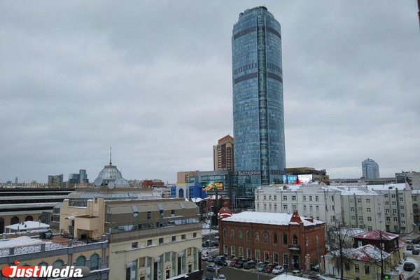 Екатеринбуржец отсудил у кожвендиспансера более 200 тысяч рублей за снег, упавший с крыши здания на его иномарку  - Фото 1