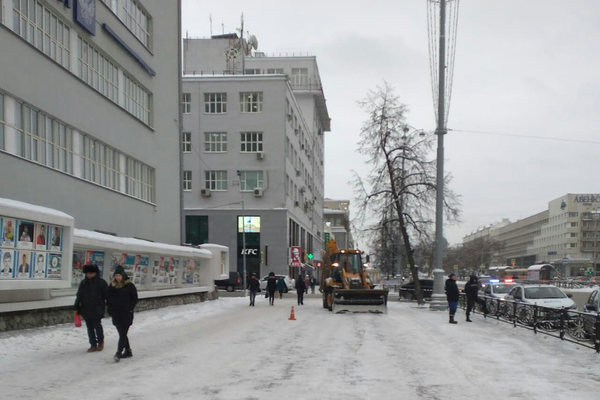 В Екатеринбурге на тротуаре у Главпочтамта снегоуборщик сбил человека - Фото 1