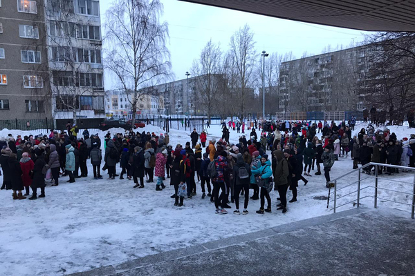 В Екатеринбурге из-за короткого замыкания из школы №4 эвакуировали 1000 человек - Фото 1