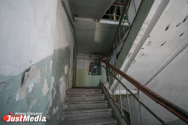 В Нижнем Тагиле коммунальщики заплатят 4-летнему малышу компенсацию за то, что он провалился в подъезде между этажами - Фото 1