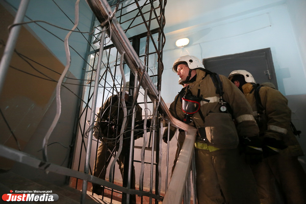  В Екатеринбурге из горящей пятиэтажке у вокзала эвакуировали 20 человек - Фото 1