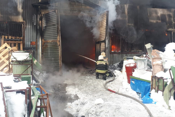 На Сортировке с огнем на складе с пластмассой борются 19 пожарных машин - Фото 1