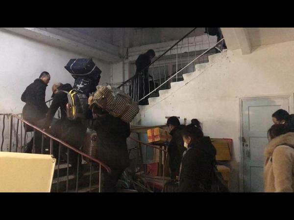 В Богданович привезли еще 22 рабочих из Китая - Фото 1