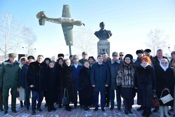 Тысячи свердловчан почтили память дважды героя Советского Союза Григория Речкалова - Фото 1