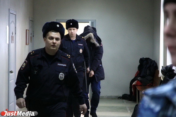  Кызласов не стал отвечать на вопросы прессы и закрыл лицо капюшоном - Фото 1