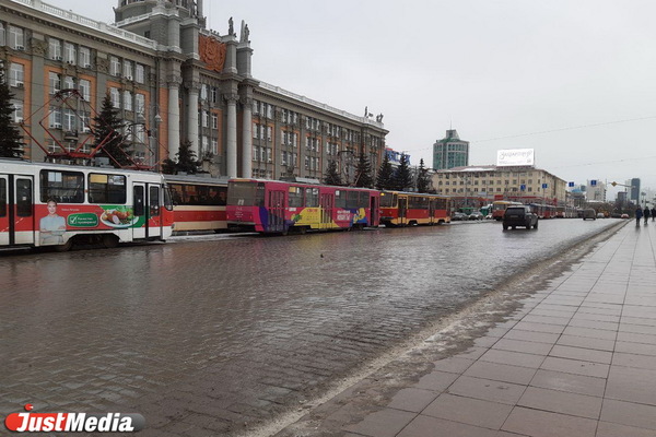 В центре Екатеринбурга встали трамваи - Фото 1
