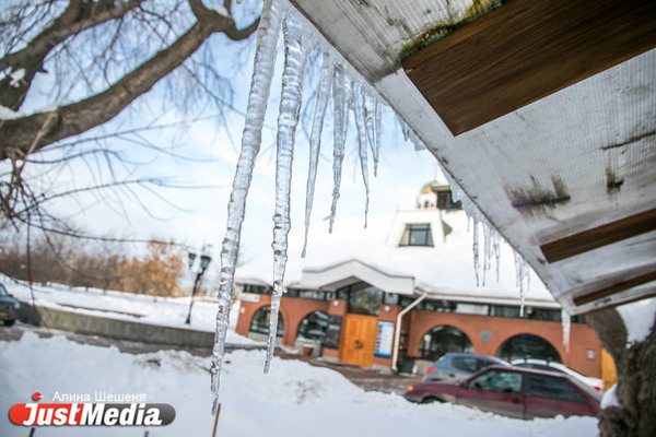 В Екатеринбурге бабушке на голову с крыши упал снег с наледью - Фото 1