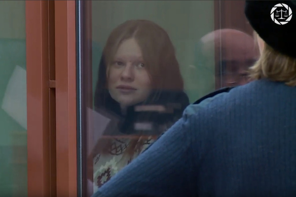 В Екатеринбурге начался суд над 24-летней девушкой, которая вместе с бойфрендом вырезала свою семью - Фото 1
