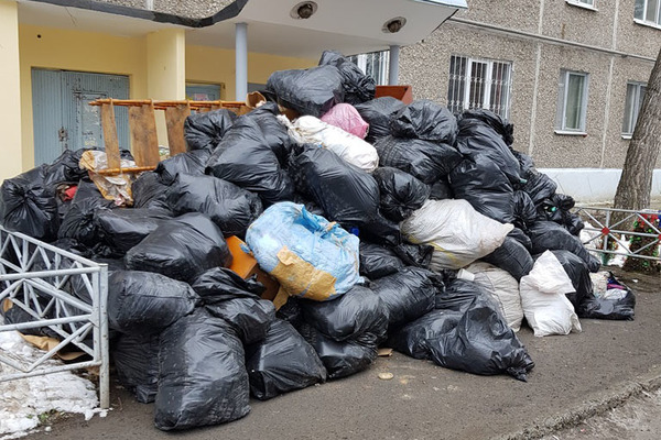Жители дома на Уралмаше 5 месяцев сидели без газа из-за заваленной мусором соседской квартиры  - Фото 1