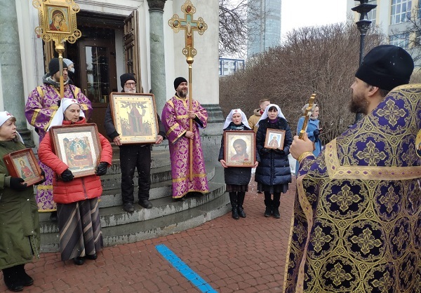 Екатеринбургские верующие попытались победить коронавирус крестным ходом и святой водой - Фото 1