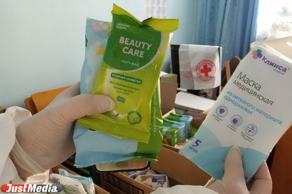 Красный крест начал выдавать екатеринбуржцам антибактериальные салфетки, мыло и маски, которые собирали для Гуанчжоу - Фото 1