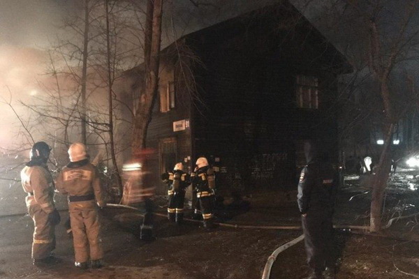Семь человек погибли в горящем бараке в Екатеринбурге - Фото 1