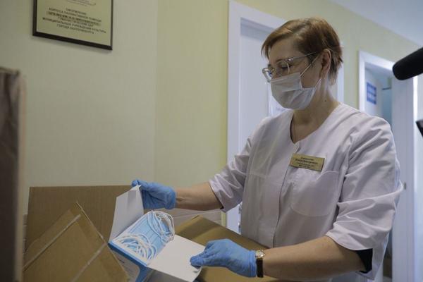 В свердловские больницы продолжает поступать гуманитарный груз от РМК и фонда святой Екатерины - Фото 1