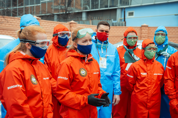Сергей Бидонько встретился с добровольцами, помогающими свердловчанам в период коронавируса - Фото 1