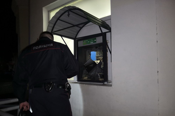 В Ревде неизвестный взорвал банкомат в супермаркете, похитил деньги и скрылся - Фото 1