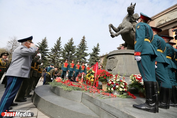 В Екатеринбурге 9 мая вместо парада Победы военные поздравят ветеранов и возложат цветы - Фото 1