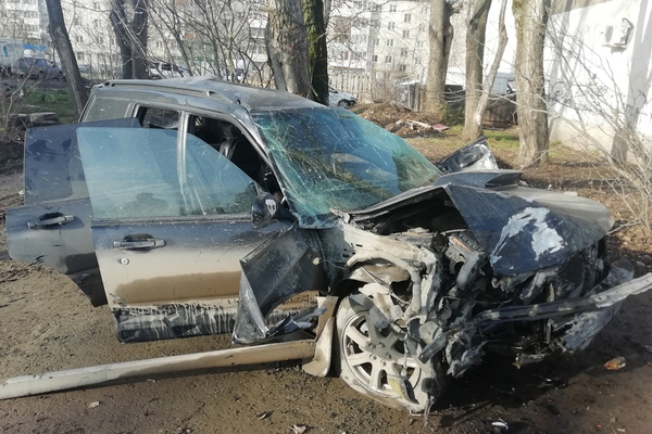 В Екатеринбурге водитель-новичек на «Субару» влетела в дерево. Погиб человек - Фото 1