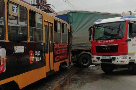 В Екатеринбурге фура столкнулась с трамваем и чуть не загорелась - Фото 1