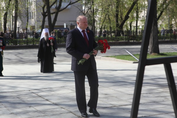 Полпред Цуканов возложил цветы к памятнику Маршалу Жукову - Фото 1