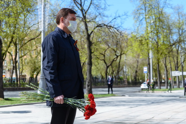 Куйвашев и Высокинский приняли участие в церемонии возложения цветов к памятнику Жукову - Фото 1