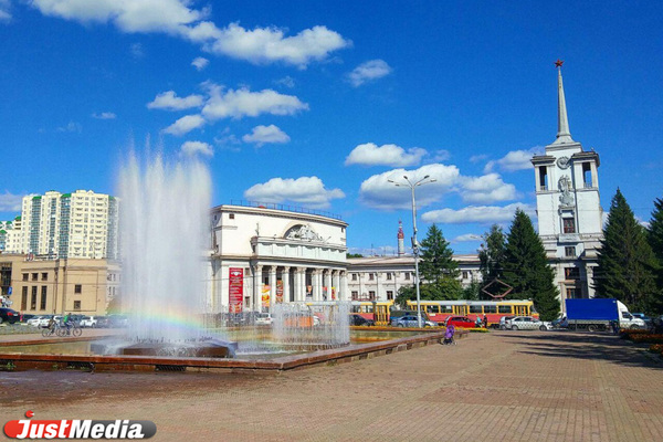 В Екатеринбурге включили фонтан на площади Советской Армии - Фото 1