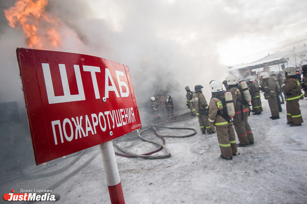 В Екатеринбурге ночью загорелось здание бывшей школы - Фото 1