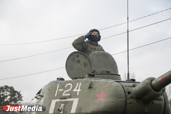 Военные, участвующие в Параде Победы в Екатеринбурге, делают тесты на COVID-19 несколько раз в неделю - Фото 1