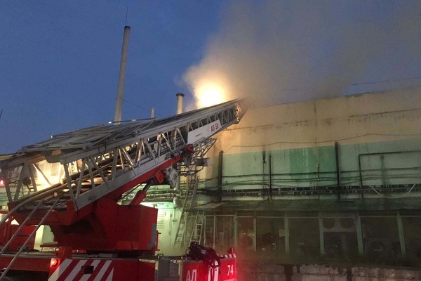 На Шарташе 17 пожарных машин боролись с огнем в здании одноэтажного склада - Фото 1