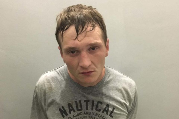 В Екатеринбурге задержали молодого парня, который избил мать и угрожал взорвать дом - Фото 1
