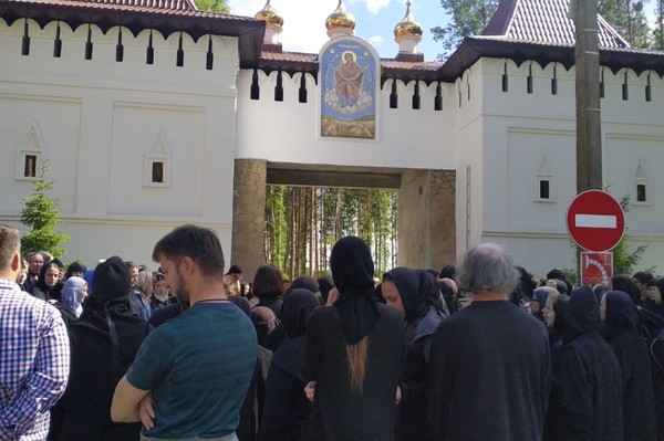Отец Сергий (Романов) захватил Среднеуральский женский монастырь на Ганиной Яме - Фото 1