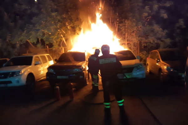 В Екатеринбурге ночью на штрафстоянке сгорели две дорогие иномарки - Фото 1