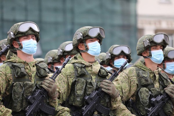 Военнослужащие ЦВО на Урале впервые пройдут на параде Победы с автоматами АК-12  - Фото 1