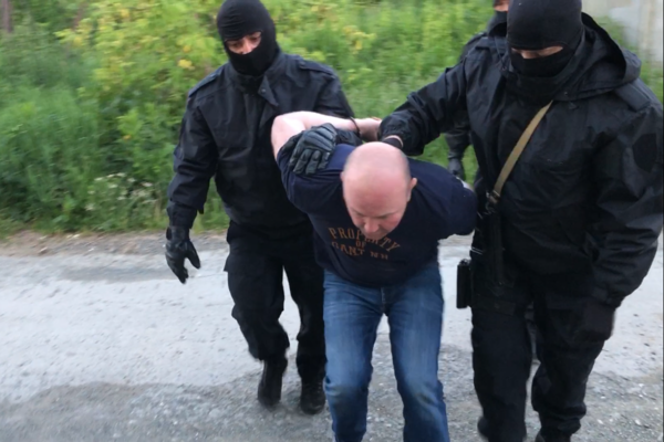В Екатеринбурге мужчина, находящийся в федеральном розыске за убийство, попался на краже авто - Фото 1
