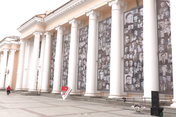 На фасаде вокзала Екатеринбург разместили портреты ветеранов Великой Отечественной, уходивших на фронт со свердловского перрона - Фото 1