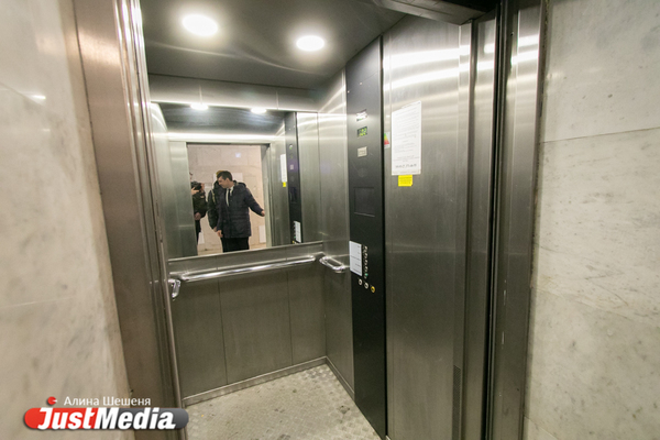 На Среднем Урале начали заменять лифты в домах, собирающих взносы на спецсчетах  - Фото 1