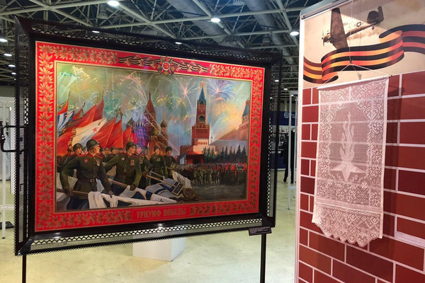 Уральские мастера создали уникальный поднос, посвященный Параду Победы  - Фото 1