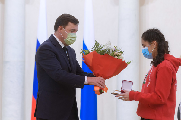 Евгений Куйвашев вручил медали свердловским волонтерам за вклад в организацию Общероссийской акции #МыВместе - Фото 1