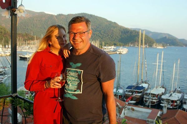 «У мужа разрушились легкие, и он погиб». Вдова известного уральского хирурга утверждает, что причиной его смерти стал коронавирус «У мужа разрушились легкие, и он погиб». Вдова известного уральского хирурга утверждает, что причиной его смерти стал коронавирус