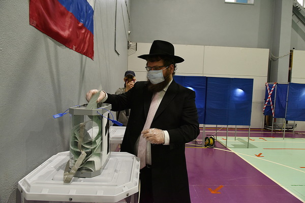 В голосовании за изменение Конституции РФ проголосовали бывший министр, народная артистка и главный раввин - Фото 1