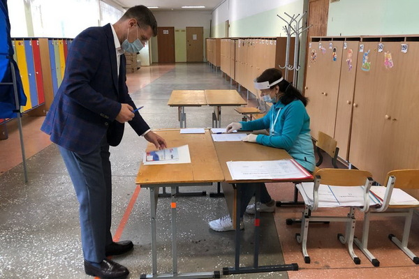 Депутат из Екатеринбурга проинспектировал избирательный участок и проголосовал за изменение Конституции - Фото 1
