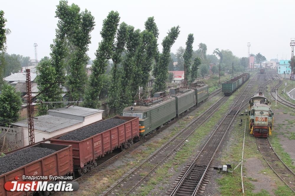 В Свердловской области неизвестный мужчина погиб под колесами грузового поезда - Фото 1