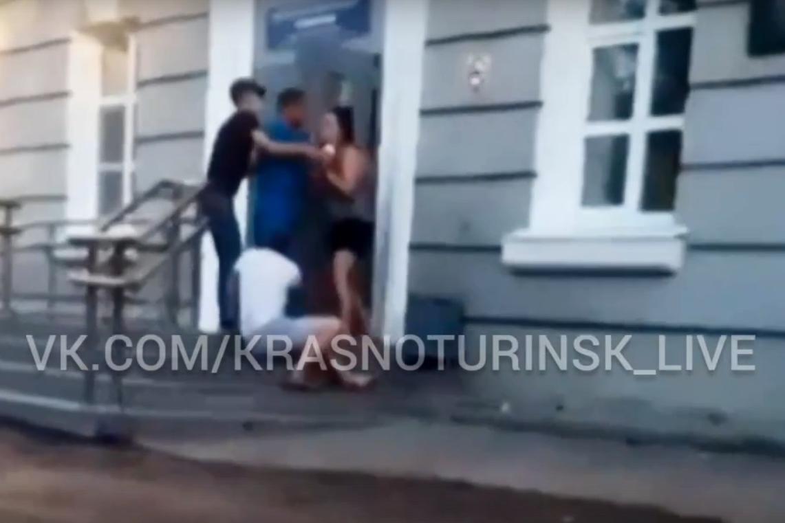 В Свердловской области медик на глазах ребенка пытался задушить его маму и обматерил больного с переломом  - Фото 1