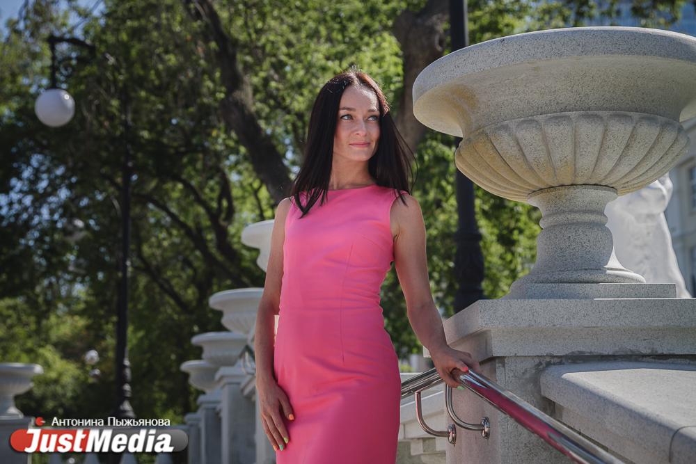 Юлия Клестова, работник школы: «К счастью, в Екатеринбурге есть такие места, где можно укрыться от жары: парки, скверы, фонтаны». В Екатеринбурге +37  - Фото 1