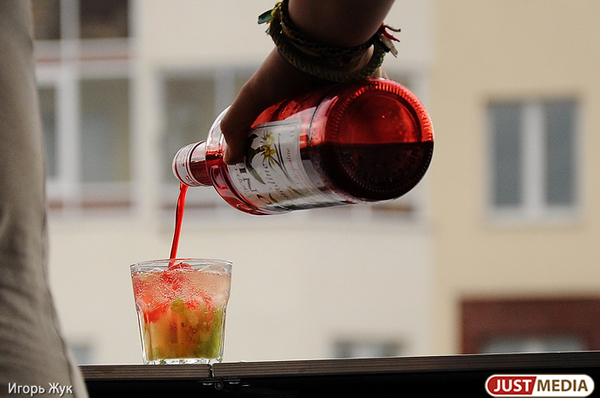 Свердловские наркологи рассказали, чем опасен алкоголь в жару - Фото 1